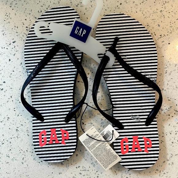NWT women’s size 7 GAP flip flops - Picture 1 of 1